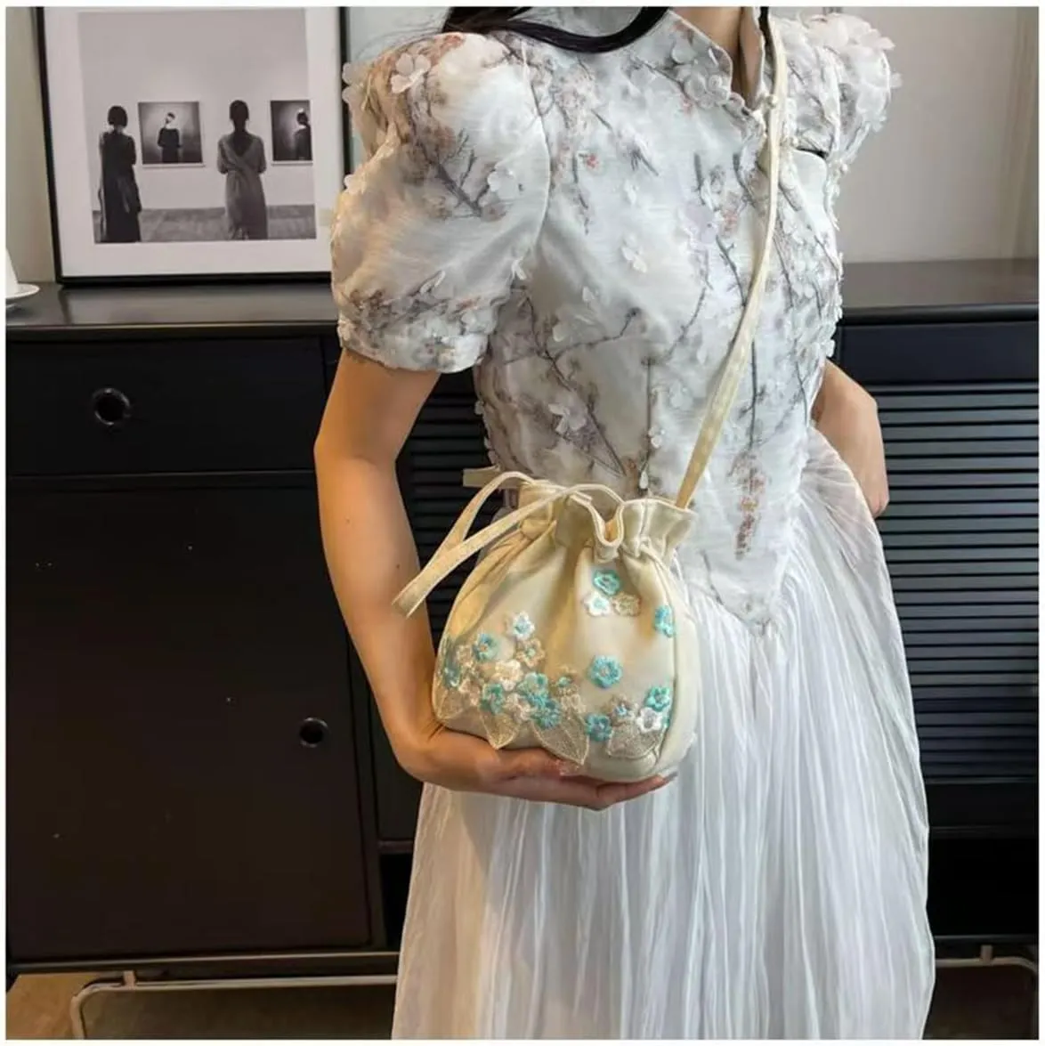 Chinese women's lace handbag, retro embroidered qipao diagonal cross bag, suitable for dinners and weddings