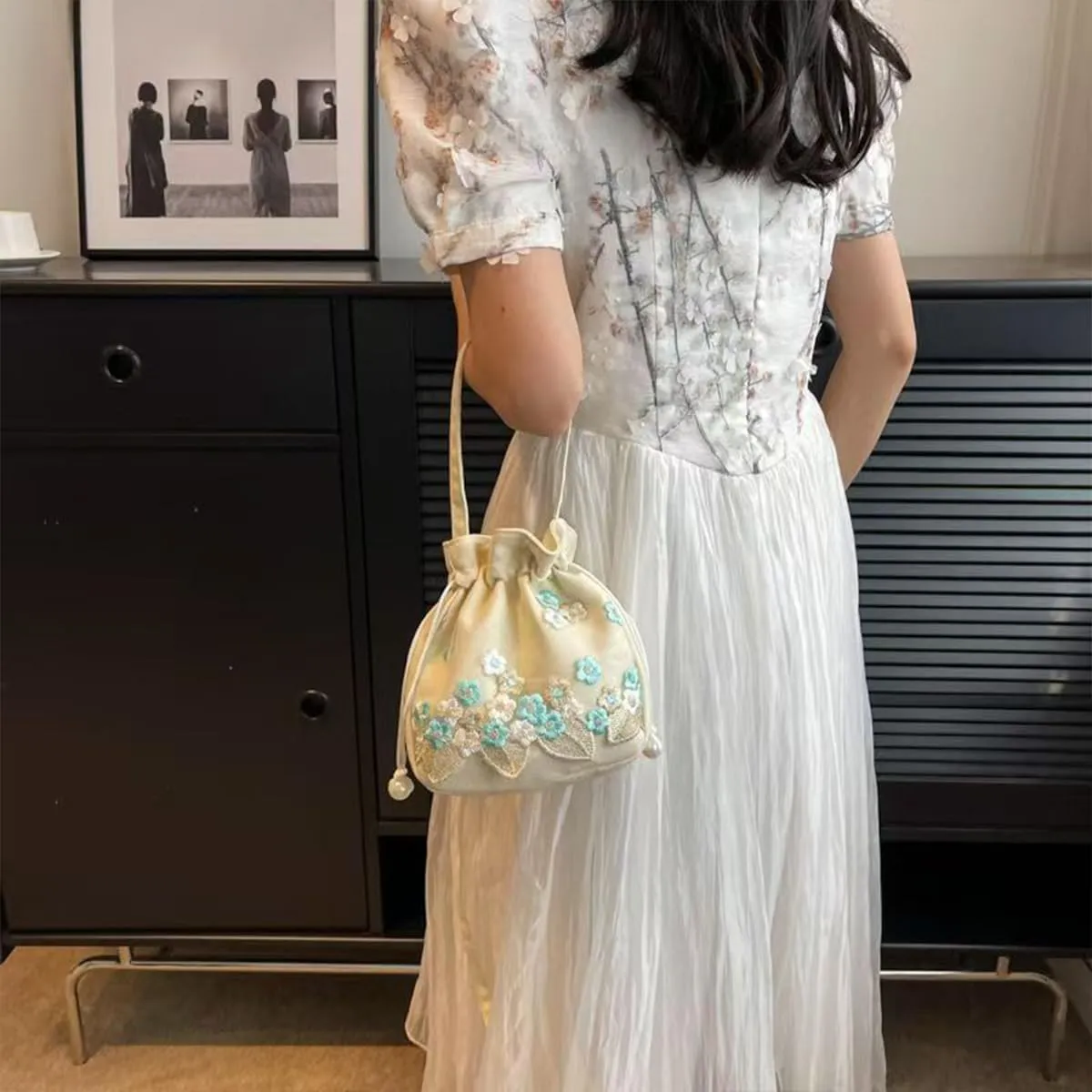 Chinese women's lace handbag, retro embroidered qipao diagonal cross bag, suitable for dinners and weddings