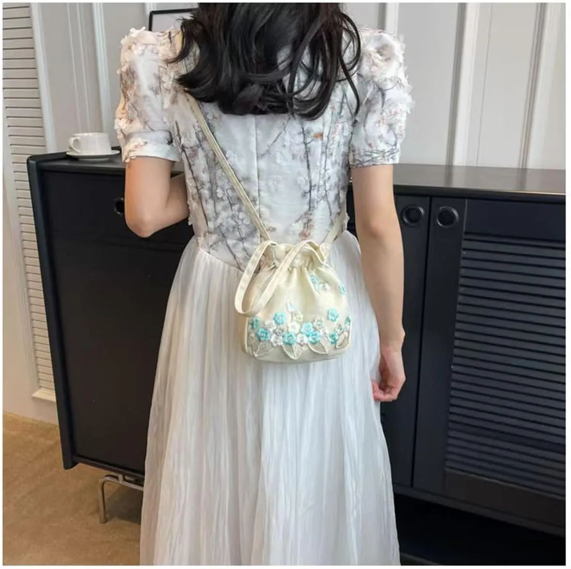 Chinese women's lace handbag, retro embroidered qipao diagonal cross bag, suitable for dinners and weddings