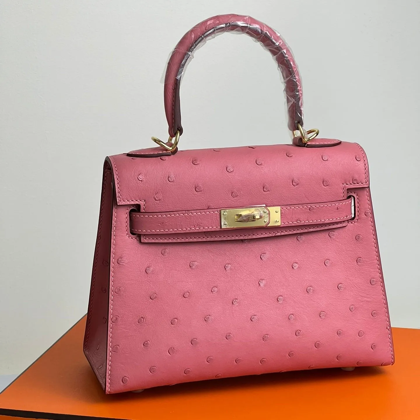 KELLY BAG 20 IN ROUGE PINK OSTRICH LEATHER WITH GOLD HARDWARE