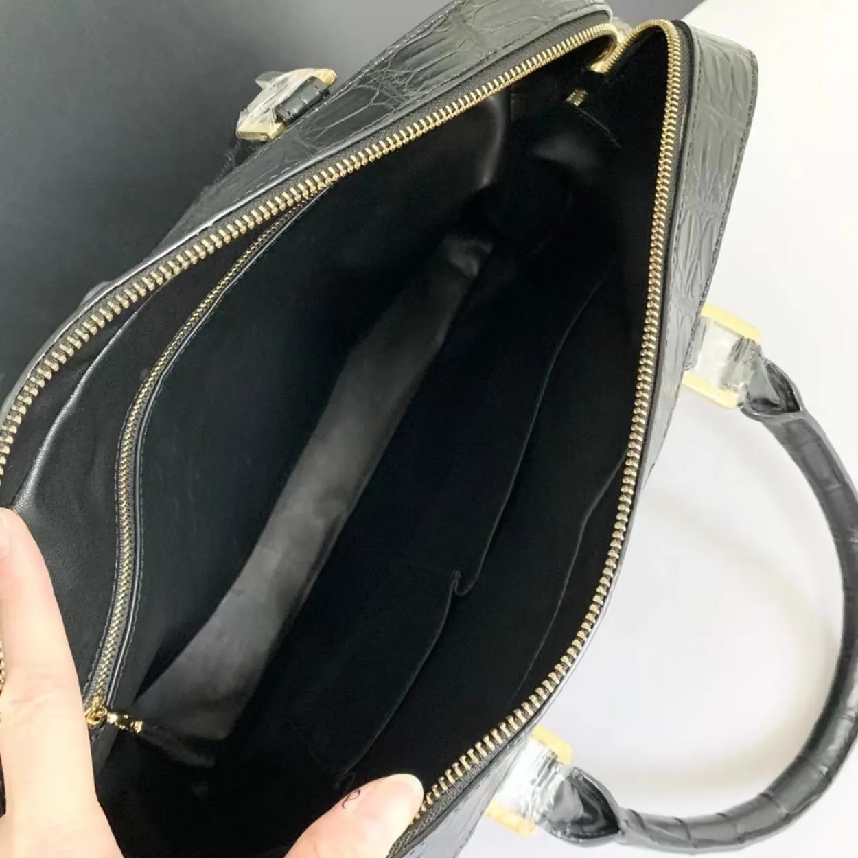 Luxury Matte Alligator Leather Briefcase – Handcrafted Elegance for the Modern Professional