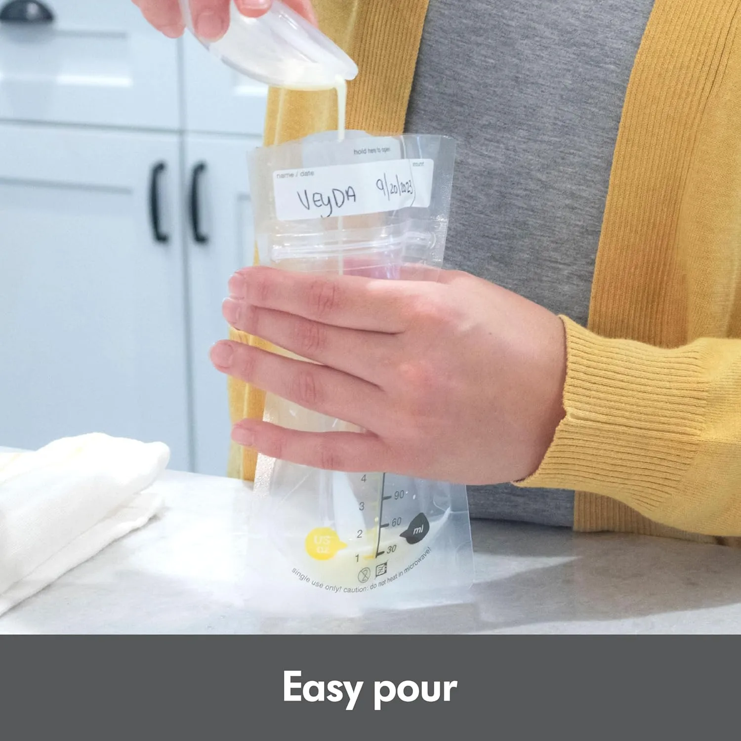 Medela Breastmilk Storage Bags, 200 Count, Ready to Use Breast Milk Storing Bags for Breastfeeding, Self Standing Bag, Space Saving Flat Profile, Hygienically Pre-Sealed, 6 Ounce