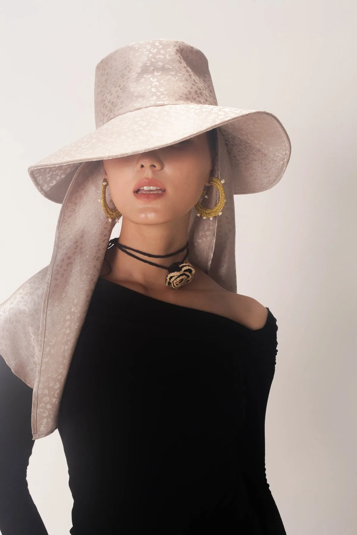Rania long dress in black & gold