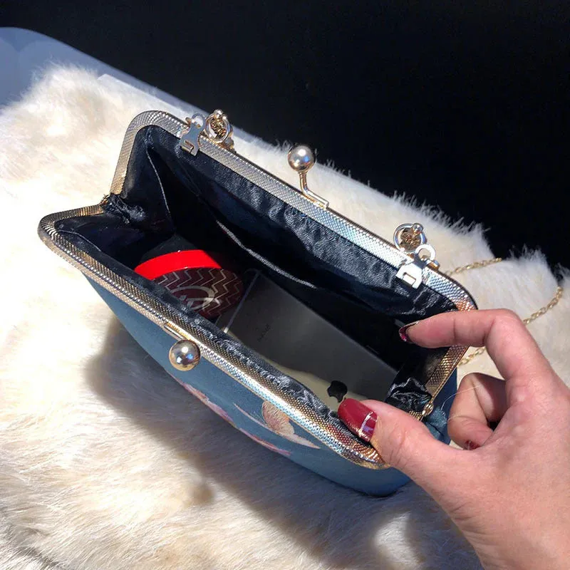 Retro embroidered handbag – vintage elegance redefined