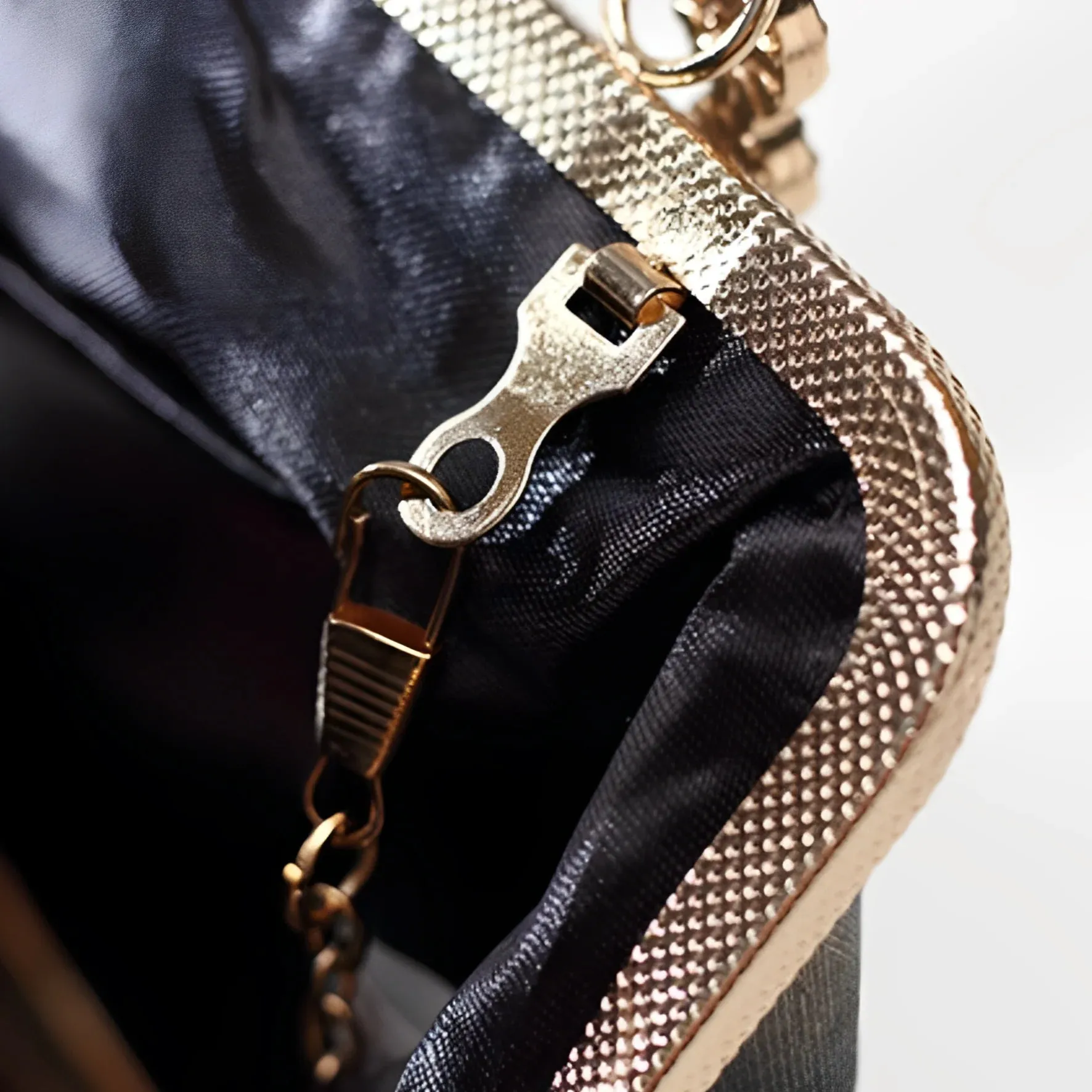 Retro embroidered handbag – vintage elegance redefined