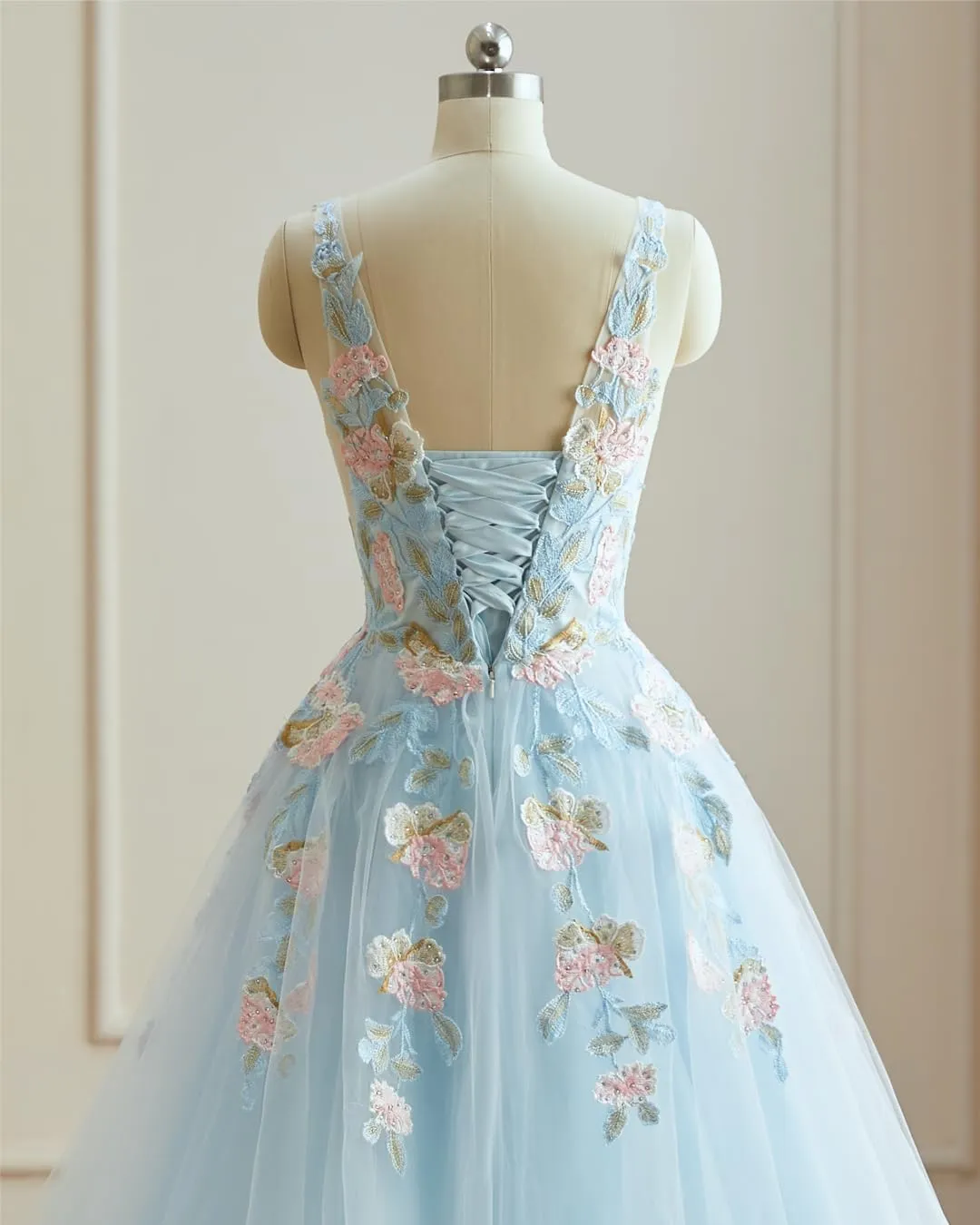 V Neck Tulle Prom Dresses 2025 Floral Embroidery Applique Ball Gown Quinceanera Dresses