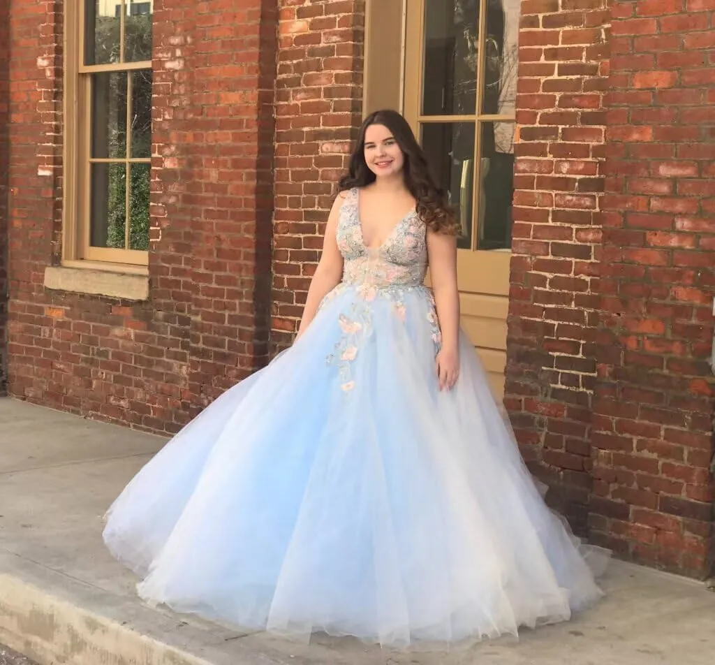 V Neck Tulle Prom Dresses 2025 Floral Embroidery Applique Ball Gown Quinceanera Dresses