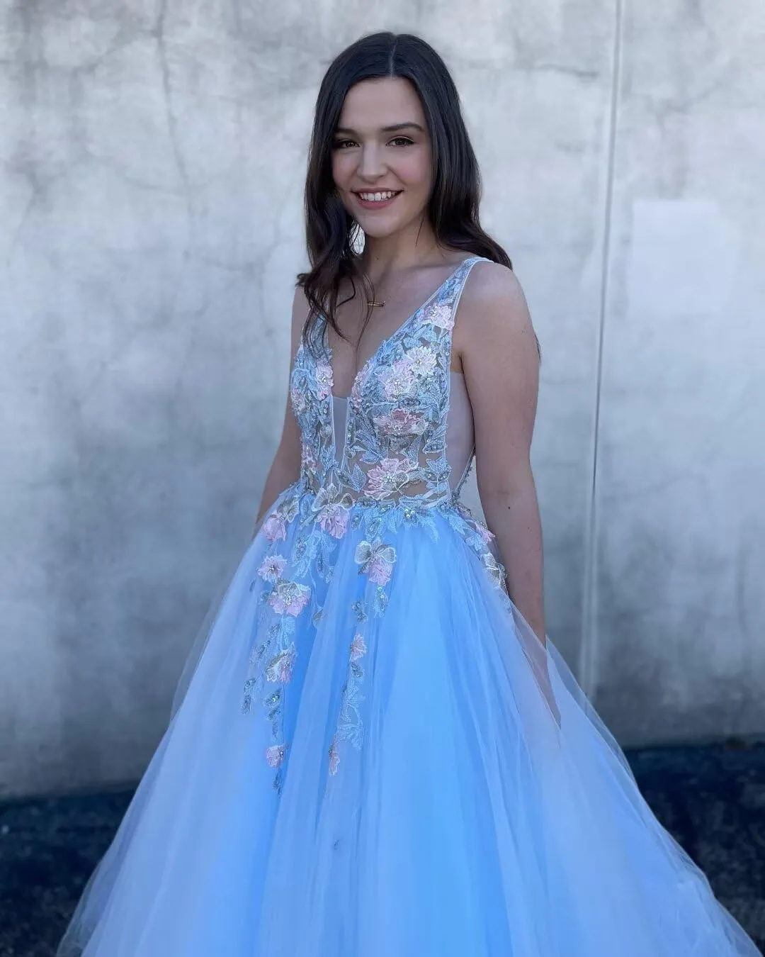 V Neck Tulle Prom Dresses 2025 Floral Embroidery Applique Ball Gown Quinceanera Dresses