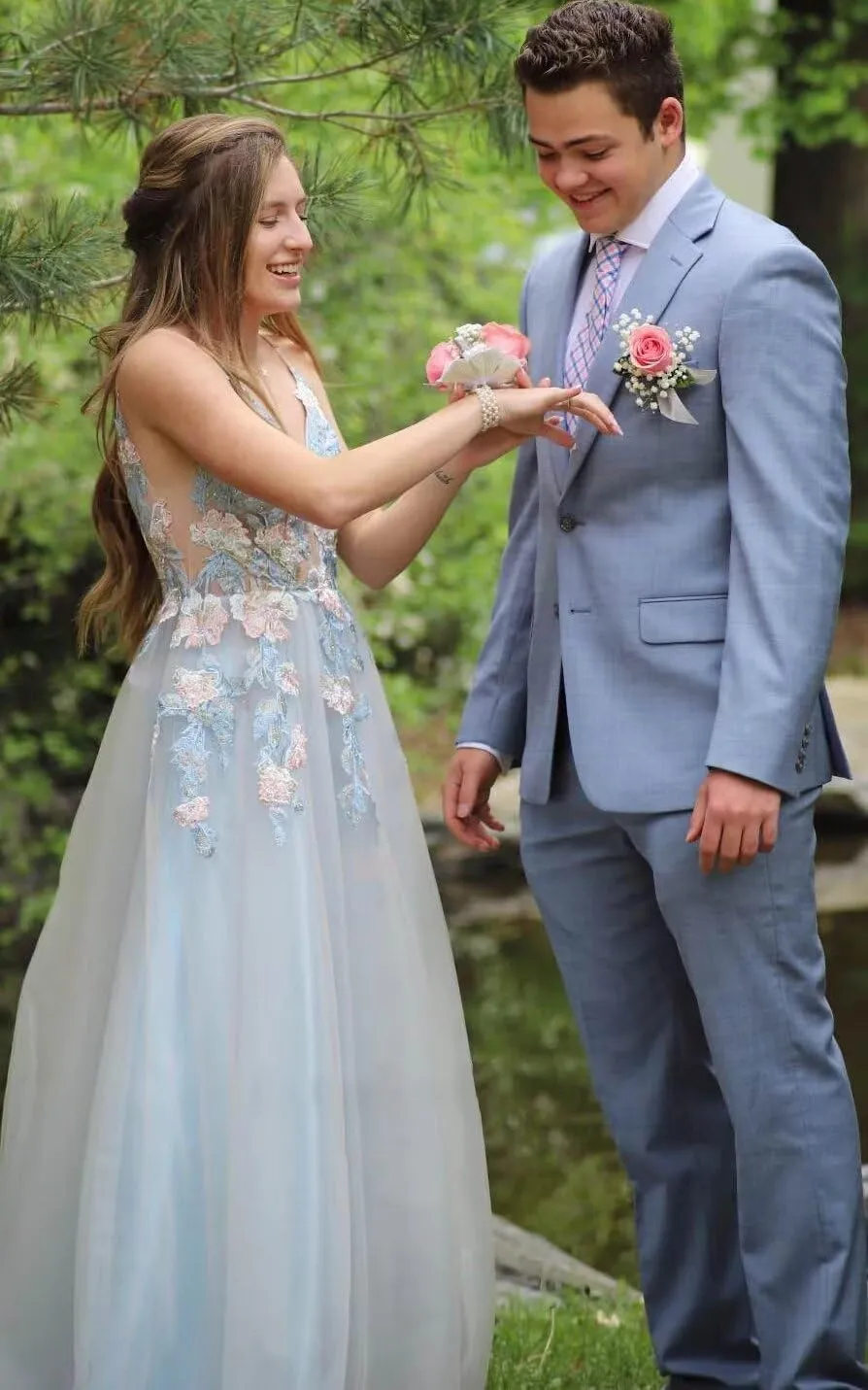 V Neck Tulle Prom Dresses 2025 Floral Embroidery Applique Ball Gown Quinceanera Dresses