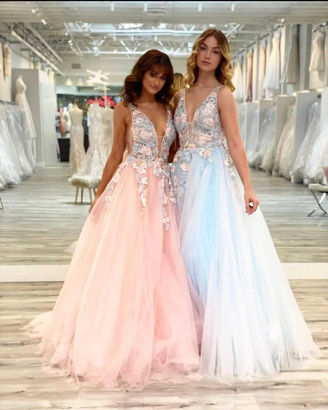 V Neck Tulle Prom Dresses 2025 Floral Embroidery Applique Ball Gown Quinceanera Dresses