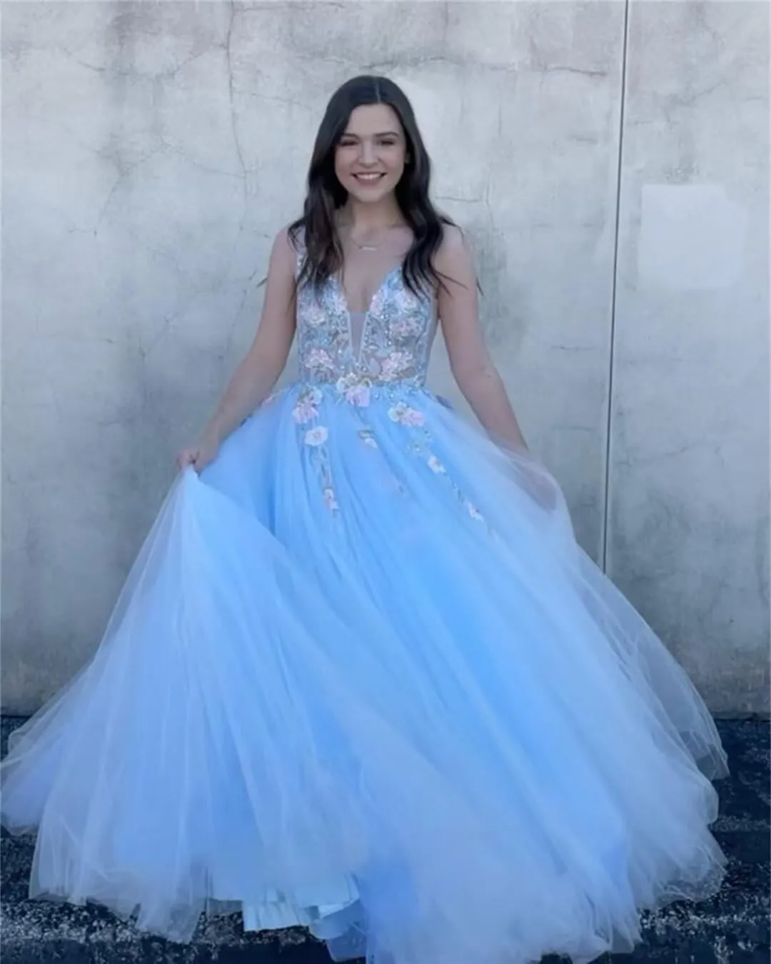 V Neck Tulle Prom Dresses 2025 Floral Embroidery Applique Ball Gown Quinceanera Dresses