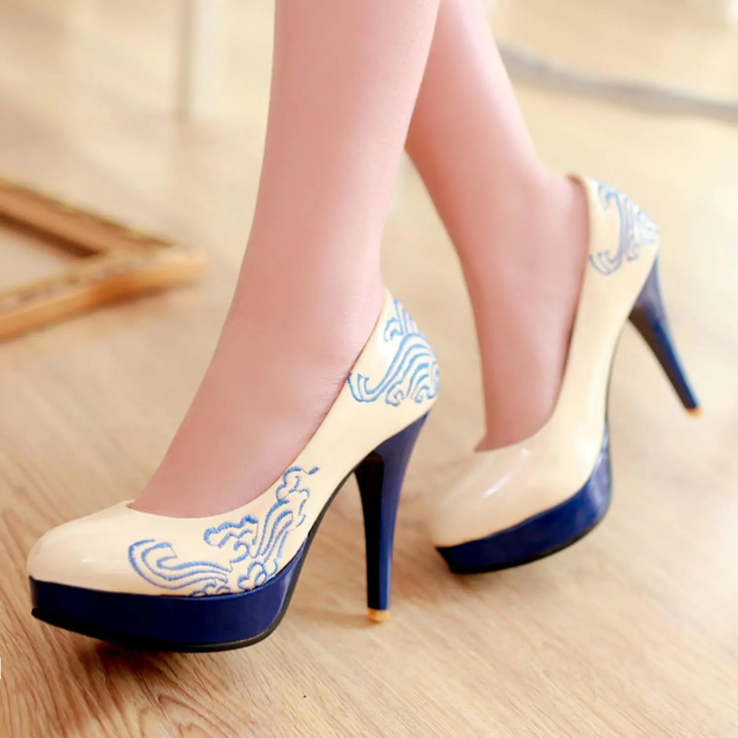 Women's Platform Stilettos High Heels Pumps Fashion Retro Embroidered Round Closed Toe Elegant Slip On Wedding Party Dress Shoes